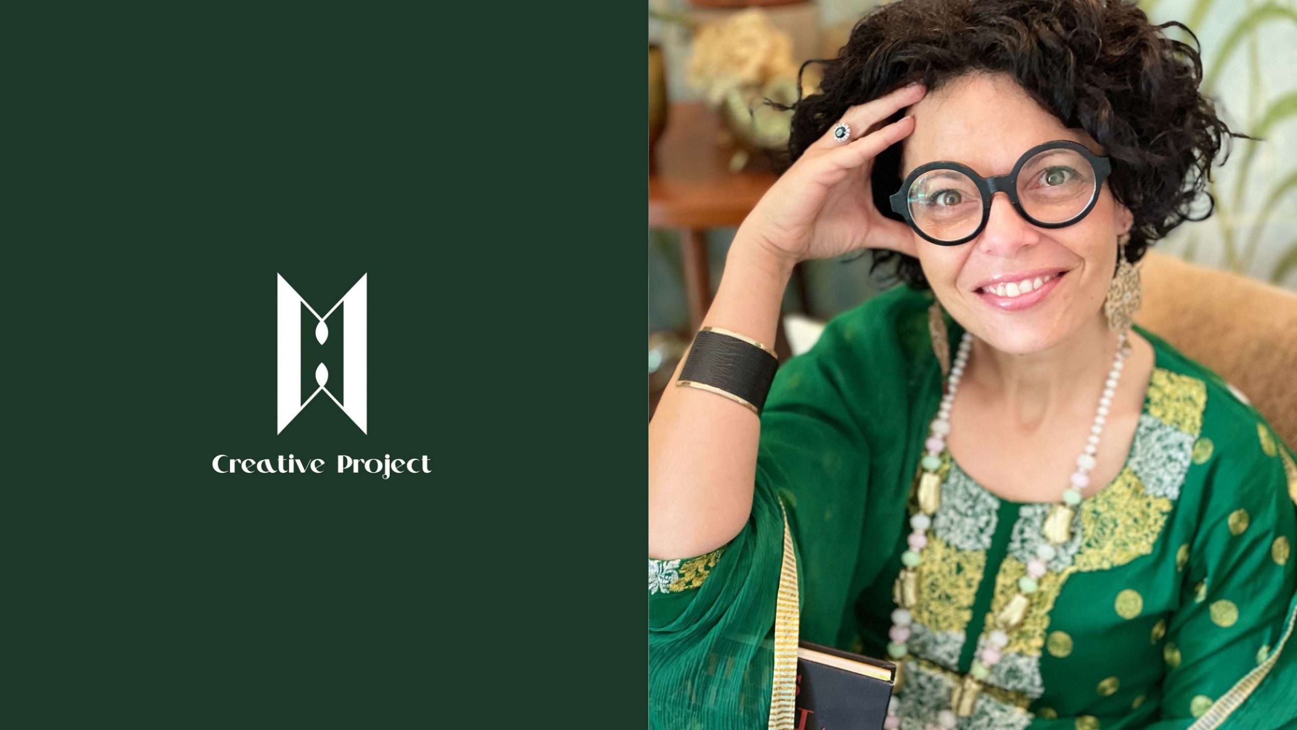 Hero pagina progetti creativi, Maria Mayer in abito verde con i suoi occhiali caratteristici