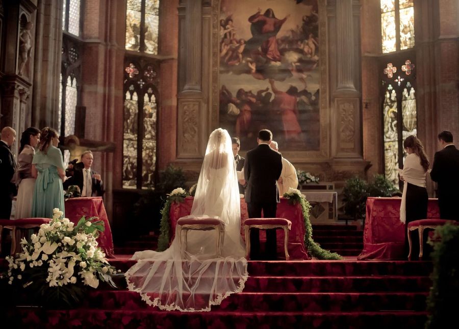 wedding planner a treviso Maria Mayer foto di altare di una chiesa a Venezia con sposi pronti per le promesse
