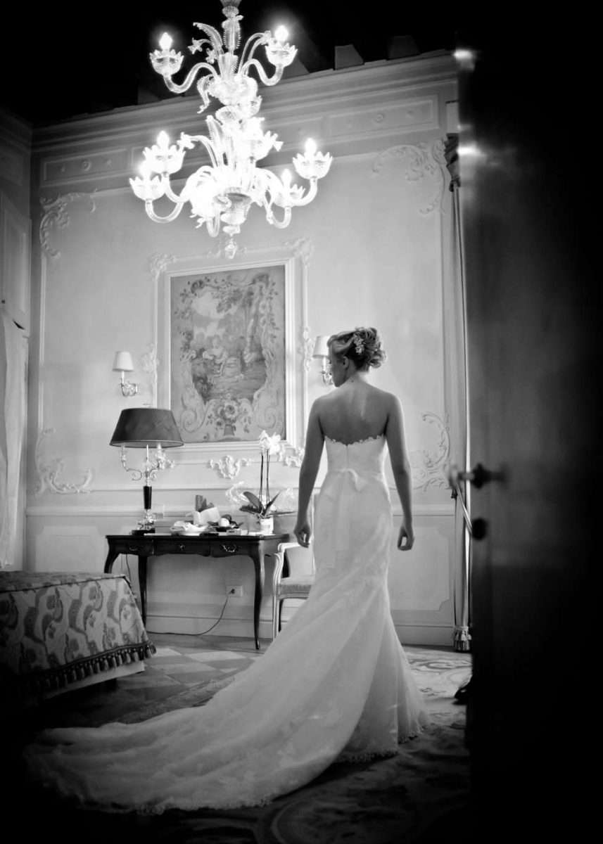 Weddin Planner • Maria Mayer foto in bianco e nero di sposa in stanza antica a Venezia
