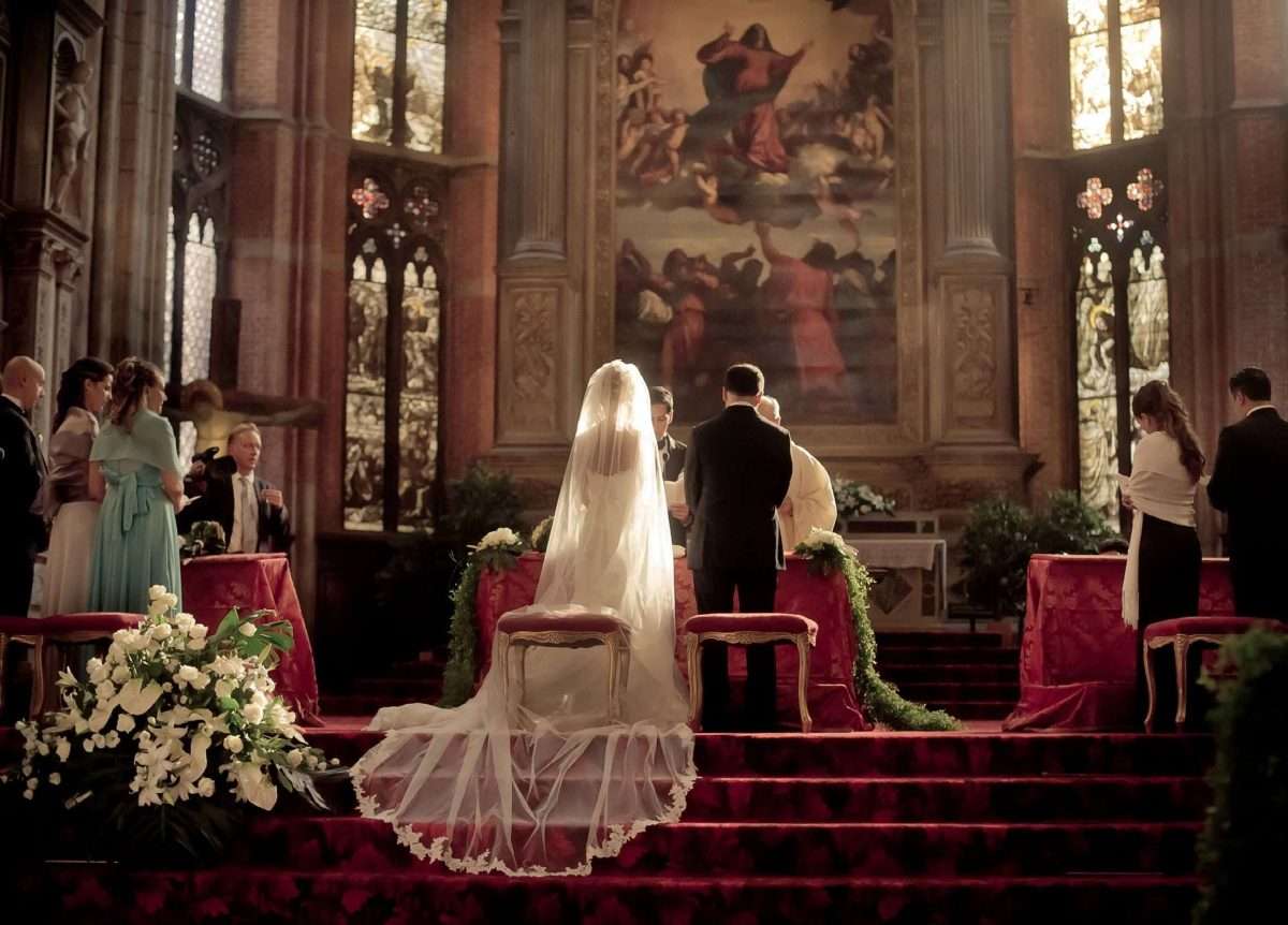 wedding planner Maria Mayer foto di altare di una chiesa a Venezia con sposi pronti per le promesse