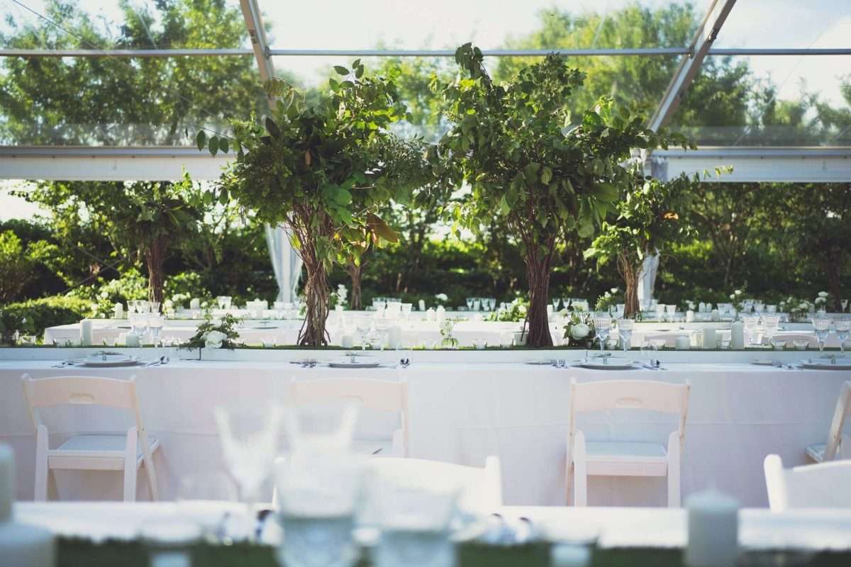 wedding planner Maria Mayer allestimento tavole con sedie e tovaglie bianche, e decori con fogliame verde per il matrimonio primaverile ispirato al Royal Tea Party