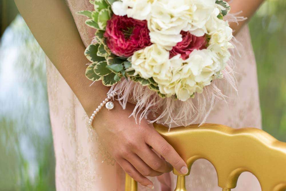 Primo piano del bouquet da sposa con fiori bianchi e rosa intenso