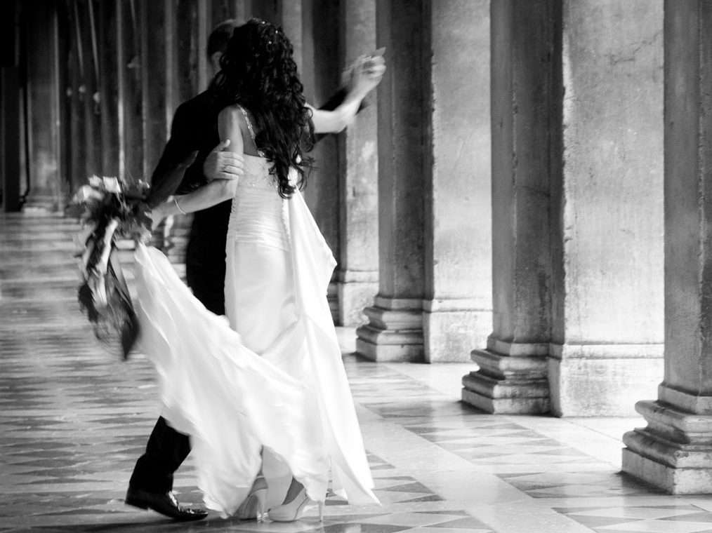 Sposi danzanti sotto i portici in piazza San Marco a Venezia