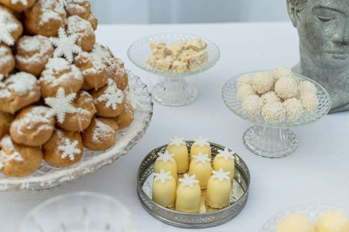 Torta e degustazioni dolci insoliti in tema con il matrimonio invernale