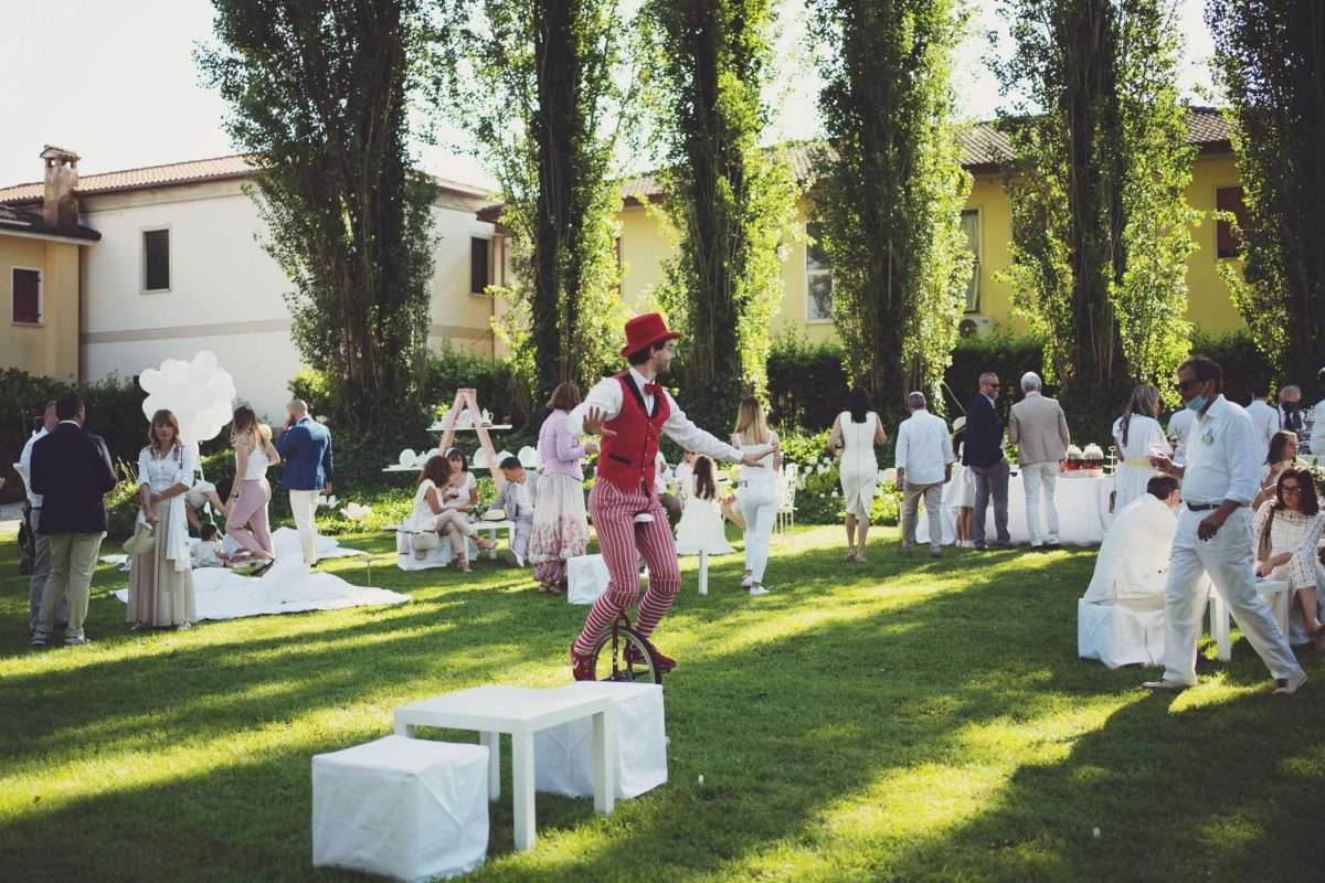 Festa del matrimonio in giardino di casa.